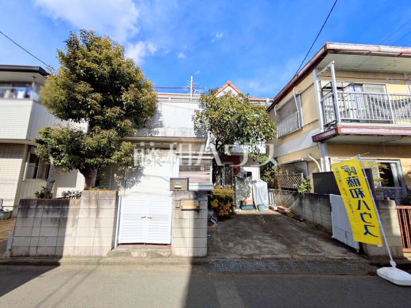 ≪現地外観≫前面道路はゆとりの5m。車の出し入れも楽々です。　【府中市本宿町４丁目】