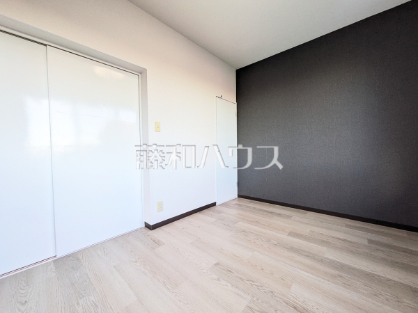 ≪居室≫ 木目が美しいウッディなフローリングの居室は、穏やかで心安らぐ空間となるでしょう。 【スターハイツ上祖師谷】