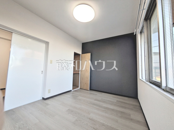 ≪居室≫落ち着いた色味のアクセントクロスが、ワンランク上の空間を演出します。　【スターハイツ上祖師谷】