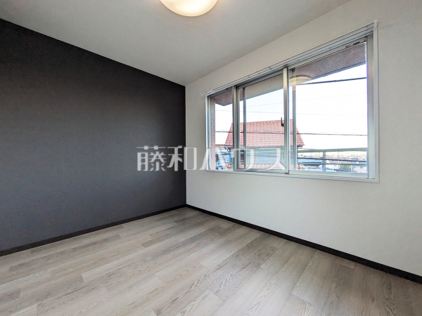 落ち着いた色味のアクセントクロスが、ワンランク上の空間を演出します。≪居室≫　【スターハイツ上祖師谷】