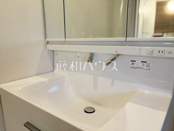 ≪3号棟　洗面室≫ シャワードレッサーで寝ぐせ直しも楽ちん！ 　【世田谷区北烏山９丁目】