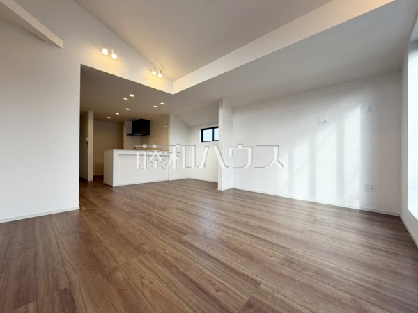 ≪3号棟　リビング≫約20.2帖のゆったりリビング。家族でテーブルを囲む素敵な時間をお愉しみ下さい。 【世田谷区北烏山９丁目】