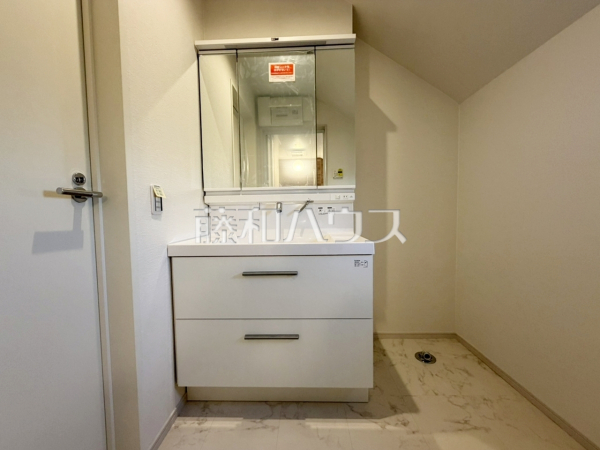 ≪3号棟　洗面室≫三面鏡付きの洗面台。鏡の裏にも収納があり、歯ブラシや化粧品等もすっきり収納できます。　【世田谷区北烏山９丁目】