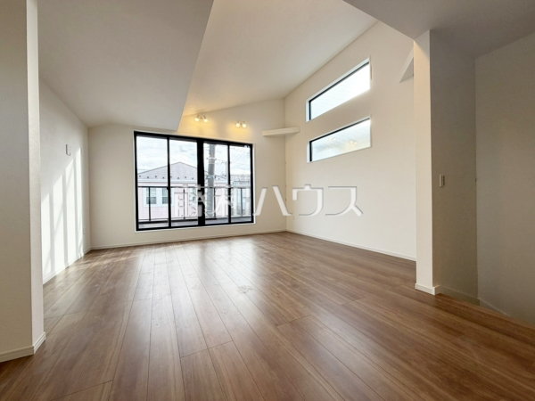 ≪3号棟　リビング≫ 折り上げ天井の視覚的な効果で、開放感のあるおしゃれなリビング空間を演出できます。 　【世田谷区北烏山９丁目】