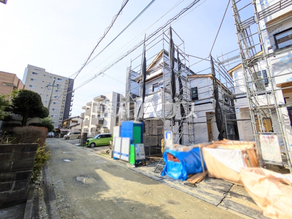 経験豊かなスタッフが分譲地だけでなく学校、スーパー、公園と周辺環境も合わせてご案内致します。　接道状況および現場風景　【福岡市南区井尻４丁目】