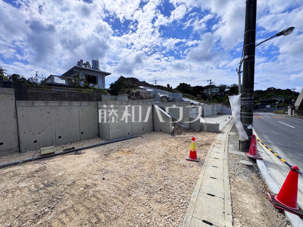 B号棟　現地写真　【糸満市字兼城】 見学はしたいけど、なかなか時間が取れない・・・そんな方に出勤前や仕事終わりにマイホームを見学できるサポートをいたします。 