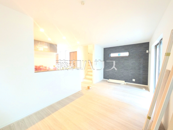 リビング　【東村山市秋津町２丁目】