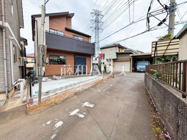 接道状況および現場風景　【所沢市大字松郷】 見学はしたいけど、なかなか時間が取れない・・・そんな方に出勤前や仕事終わりにマイホームを見学できるサポートをいたします 