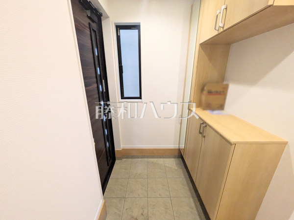 1号棟　広々とした玄関ホールで、お客様のお出迎えも楽しみですね。 　【和光市諏訪】