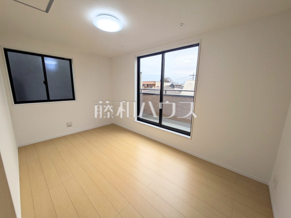 1号棟　木目が美しいウッディなフローリングの居室は、穏やかで心安らぐ空間となるでしょう。 　【和光市諏訪】