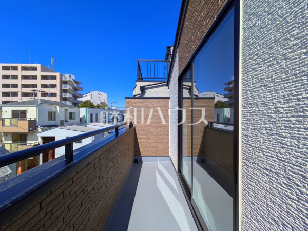 1号棟　開放感あふれるバルコニーは用途多彩。屋根がなくガーデニングや家庭菜園にも最適！　【和光市諏訪】