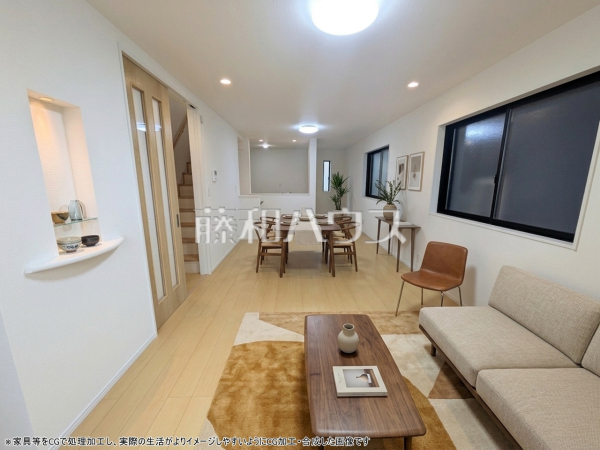 大きなソファーを置いても圧迫感がない約18.81帖の広々LDK♪ 　※配置してある家具や小物はCGによるイメージです。家具・小物は販売価格に含まれません。【和光市諏訪】