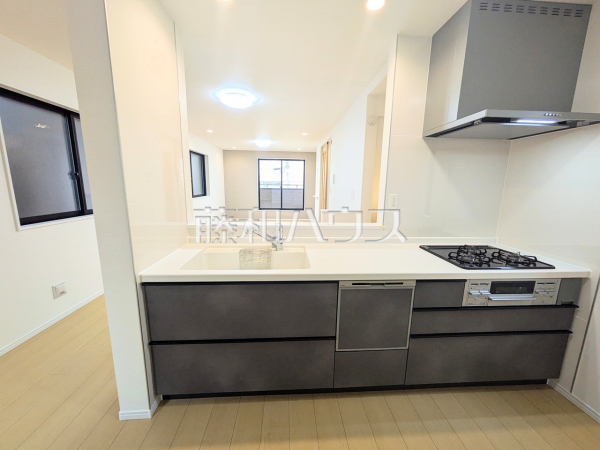 1号棟　使いやすくスタイリッシュなシステムキッチンには、毎日お使いになる方の視点が存分に活かされています。 【和光市諏訪】