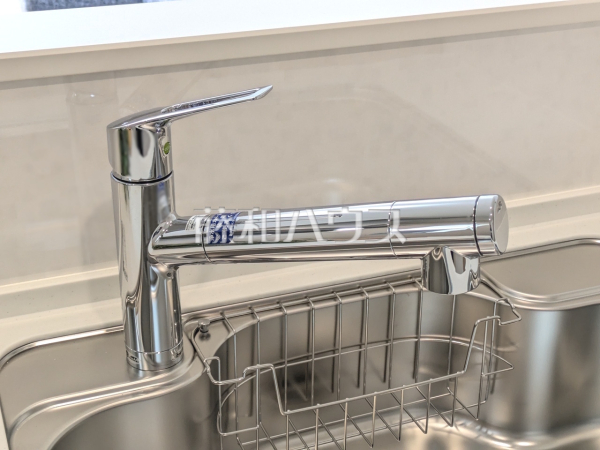 いつでもおいしいお水が飲める浄水器一体型水栓も完備。　【新座市片山３丁目】