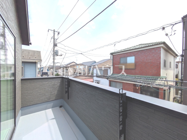 南向きのバルコニーは日差しもたっぷり注ぎ、お洗濯物もよく乾きます。　【新座市片山３丁目】