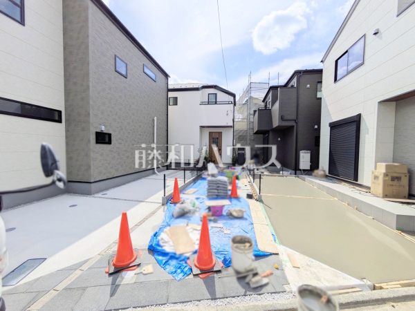 ≪現地外観≫同時期に生活をスタートさせるご家族の多い分譲地は、困ったときも心強い存在になりそうですね！【多摩市一ノ宮４丁目】