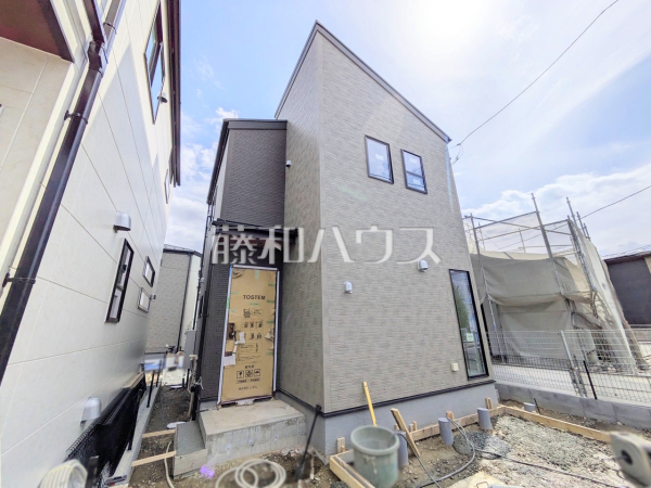 ≪現地外観（1号棟）≫京王線「聖蹟桜ヶ丘」駅 徒歩9分！この恵まれたロケーションによる幸福感は、毎朝の通勤時にしっかりと感じられるのではないでしょうか。【多摩市一ノ宮４丁目】