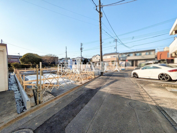 ≪接道状況≫周囲に高い建物のないエリアのため、空が大きく感じます。【多摩市一ノ宮４丁目】
