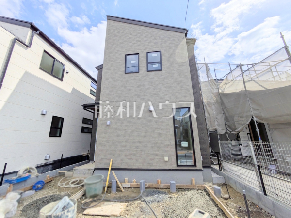 ≪現地外観（1号棟）≫京王線「聖蹟桜ヶ丘」駅 徒歩9分！この恵まれたロケーションによる幸福感は、毎朝の通勤時にしっかりと感じられるのではないでしょうか。【多摩市一ノ宮４丁目】