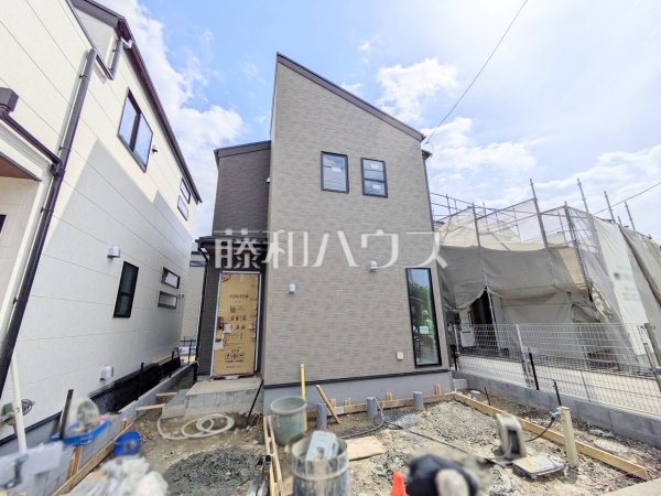 ≪1号棟　外観≫順調に工事が進んでいます。実際の街並みの様子が段々見えて参りました。ぜひ実際に現地をご見学下さいませ。　【多摩市一ノ宮４丁目】