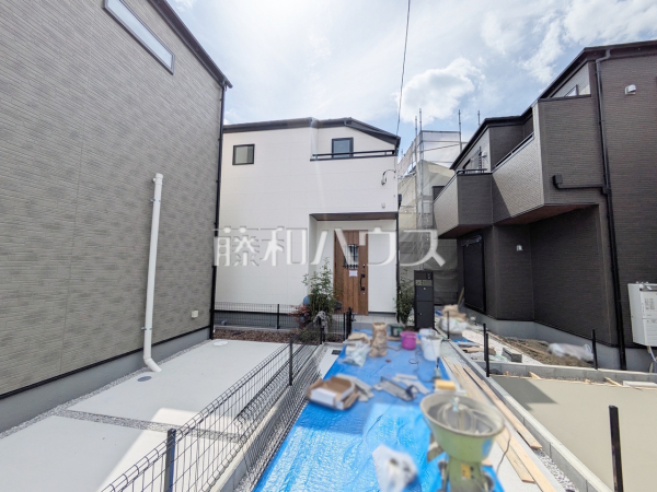 ≪3号棟　外観≫ 旗竿地は、小さなお子様が急に道路に飛び出てしまうことを防ぎます。安心してお庭で遊ぶことができますね。　【多摩市一ノ宮４丁目】