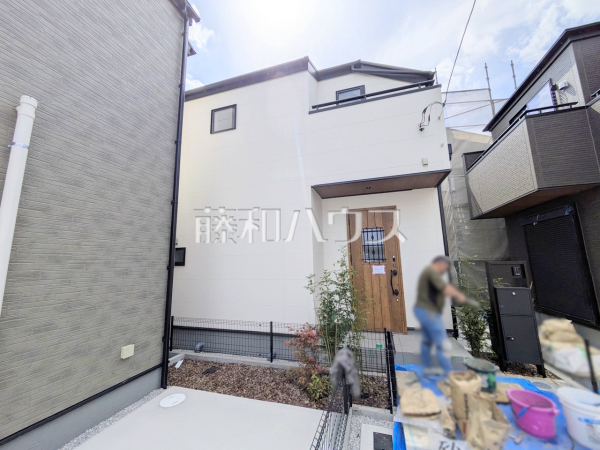 ≪3号棟　外観≫足場が外れて実際の外観が見えてきました。完成までもう少しです。　【多摩市一ノ宮４丁目】