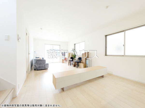 リビング　【志木市柏町２丁目】