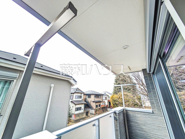 インナーバルコニーは奥行が広く屋根もあるので、急な雨でお洗濯物が濡れてしまうのを防ぐことができます【東久留米市滝山４丁目】