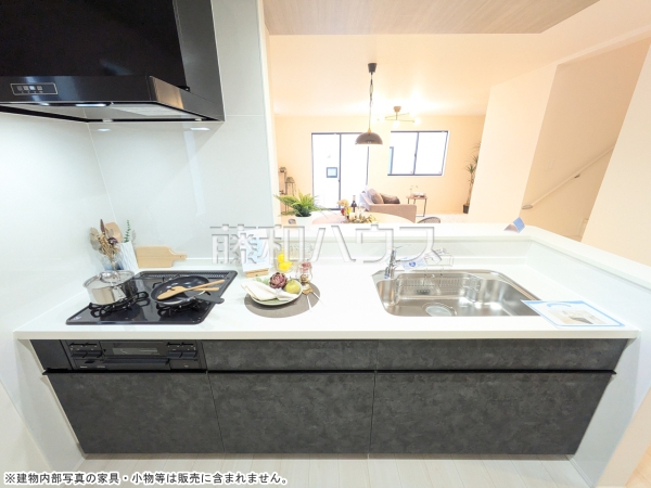 1号棟　キッチン　【南城市知念字安座真】 リビングにいるご家族を見渡せる対面キッチン 