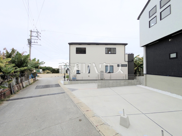 接道状況および現場風景　【南城市知念字安座真】 周囲に高い建物のないエリアのため、空が大きく感じます。 