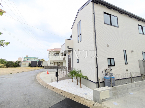 接道状況および現場風景　【南城市知念字安座真】日当たりなど実際に行ってみないと分からないことも多くございます。営業担当がご案内いたしますので、お気軽にお問い合わせください。 