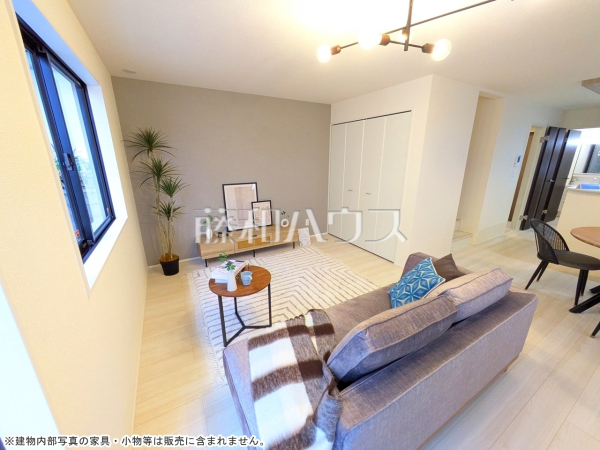 1号棟　リビング　【南城市知念字安座真】 リビングに生活動線の中心となるリビングイン階段を設置し、家族の絆を育む住まいとなっています。 