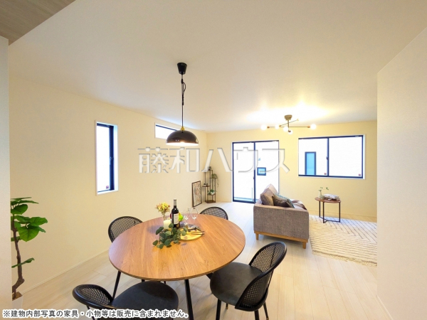 1号棟　リビング　【南城市知念字安座真】家族や仲間が集うLDKは約20帖あり、ゆったりと寛げる空間です。 