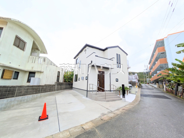 接道状況および現場風景　【南城市知念字安座真】 周辺は落ち着いた雰囲気です。小さなお子様がいるご家庭も安心です。 