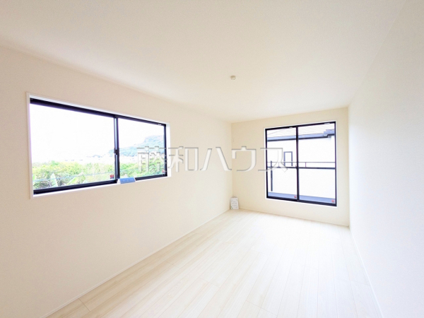 1号棟　居室　【南城市知念字安座真】 各居室は2面採光により、明るく開放的な空間となっています。 