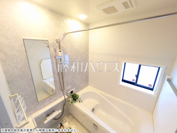 1号棟　浴室　【南城市知念字安座真】 一日の疲れを癒す、優しい色合いのバスルーム 