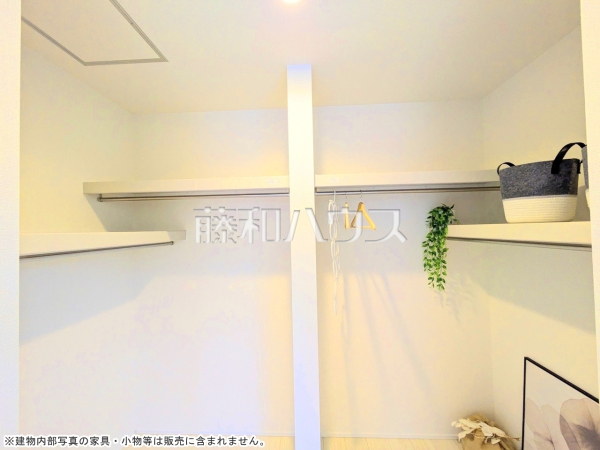 1号棟　収納　【南城市知念字安座真】 収納力豊富なウォークインクローゼットで、バッグや小物類も片付きます。 