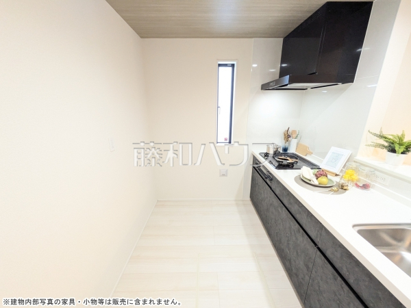 1号棟　キッチン　【南城市知念字安座真】 使いやすくスタイリッシュなシステムキッチンには、毎日お使いになる方の視点が存分に活かされています。 