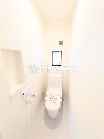 1号棟　トイレ　【南城市知念字安座真】 きれいでさわやか、ウォシュレット付きトイレ 