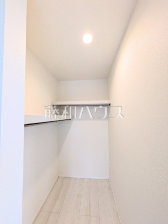 1号棟　ウォークインクローゼット　【南城市知念字安座真】 大容量のウォークインクローゼットでお部屋をスッキリきれいに保てます。 