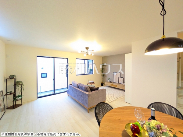 1号棟　リビング　【南城市知念字安座真】 家族が揃って食事できるゆとりある大きさのLDK約20.5帖 