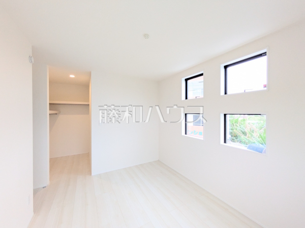 1号棟　居室　【南城市知念字安座真】ウォークインクローゼット付きの居室は約8帖超の広さがあり、開放的な空間が広がっております。 