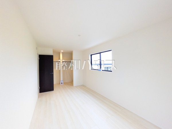 1号棟　居室　【南城市知念字安座真】 各居室にはクローゼットを完備し、家具を置くスペースが確保しやすい設計がされております。 