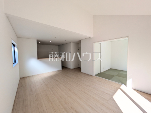 たくさんの窓から陽が差し込む明るく開放的なリビングリビング　【福岡市南区老司３丁目】