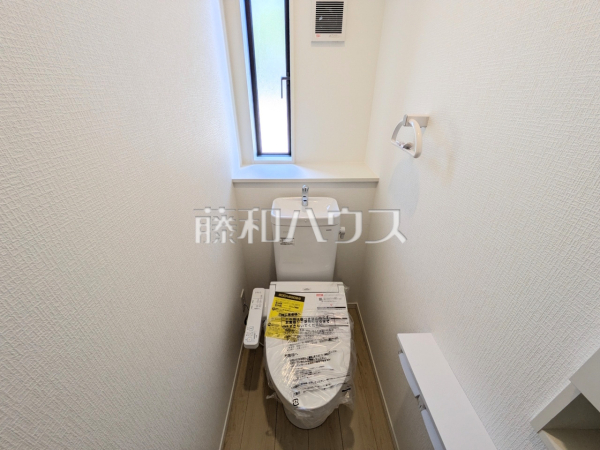 各階にトイレがあると、階段の上り下りをせずに済むため就寝時なども便利です。　トイレ　【福岡市南区老司３丁目】