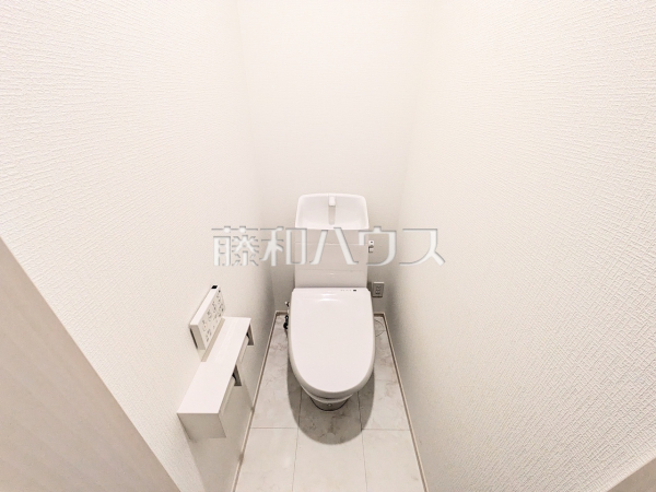 各階にトイレがあると、階段の上り下りをせずに済むため就寝時なども便利です。　A号棟　トイレ　【福岡市南区曰佐４丁目】