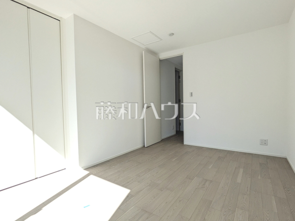 居室　【多摩市貝取１丁目】
経年による色や風合いの変化を味わえ、木の香りが感じられる無垢フローリング。