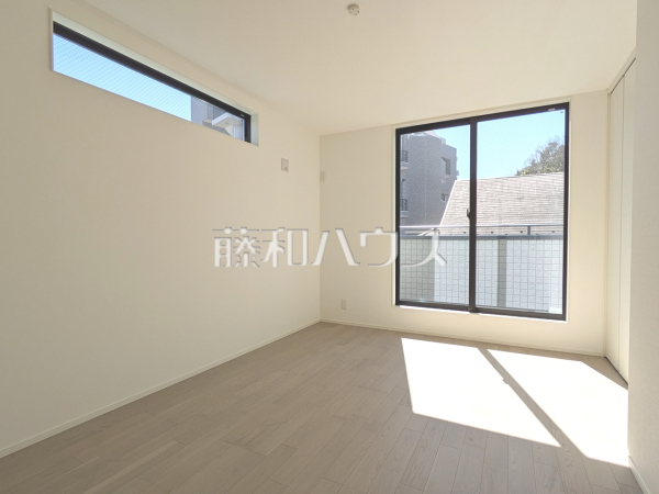 居室　【多摩市貝取１丁目】
2面採光で明るく風通しの良いお部屋。