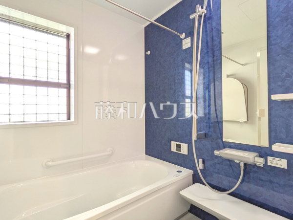 浴室　【多摩市貝取１丁目】
ゆったり寛げる1坪タイプのユニットバスは、青いアクセントパネルが特徴的で、明るく清潔感のある雰囲気に仕上げました。広々とした空間で１日の疲れを癒してください。