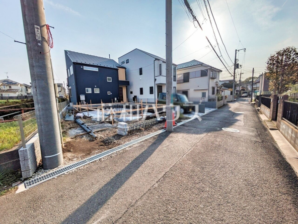 接道状況および現場風景　【小平市美園町３丁目】 建物のプレゼンをさせていただきますので、実際の完成イメージを思い描いていただくことができます。お気軽にお問合せ下さい。 